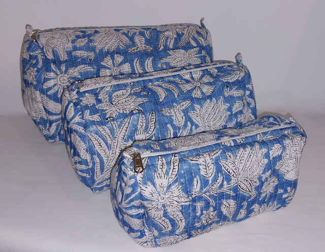 Trousse de toilette matelassée – Trousse de maquillage - Coton doublé fait main  - Motif floral bleu et blanc