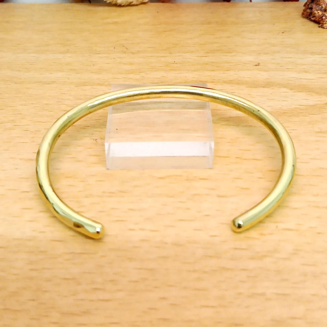 Bracelet rond en laiton, léger et martelé