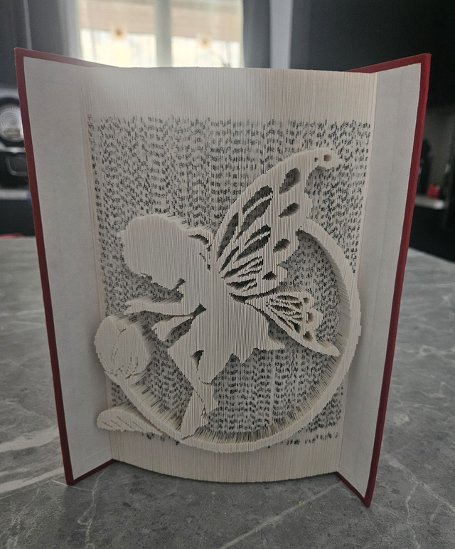 Fée sur lune de fleur