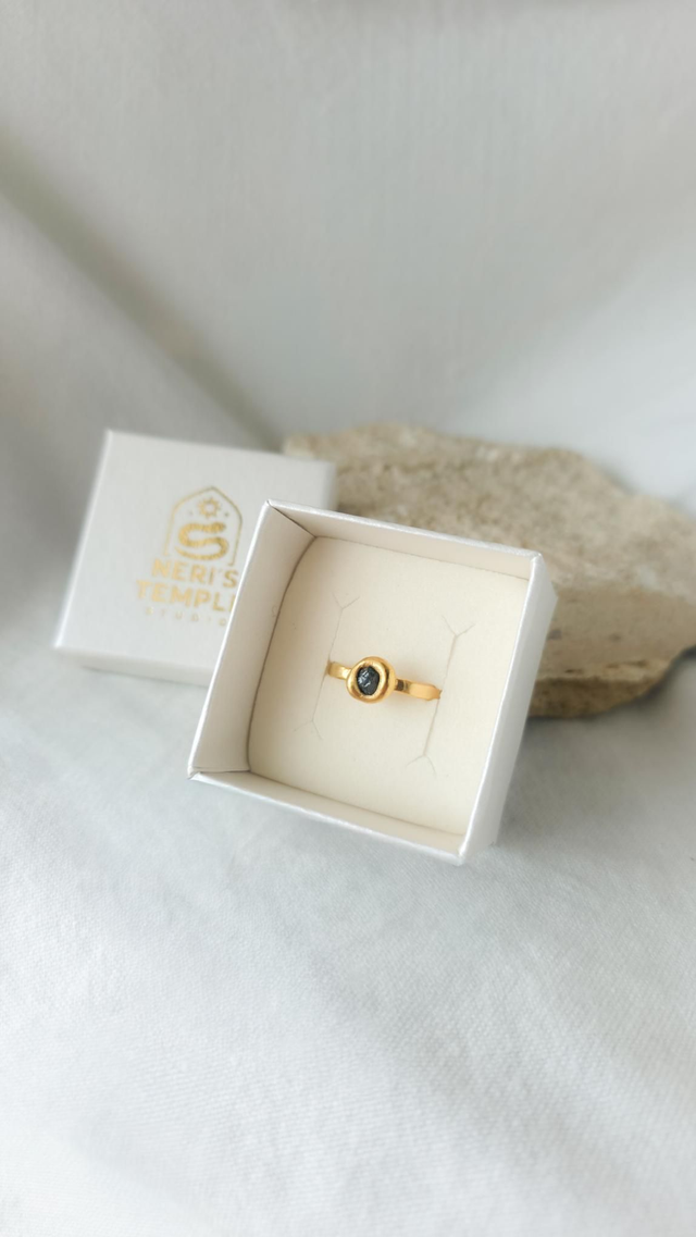 Anel com Safira Azul em Bruto