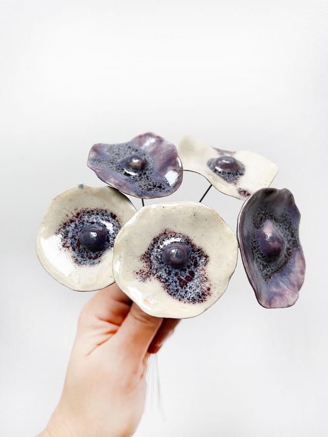 Association de 5 coquelicots engobe violet et écru émail violet - Dessous engobe violet