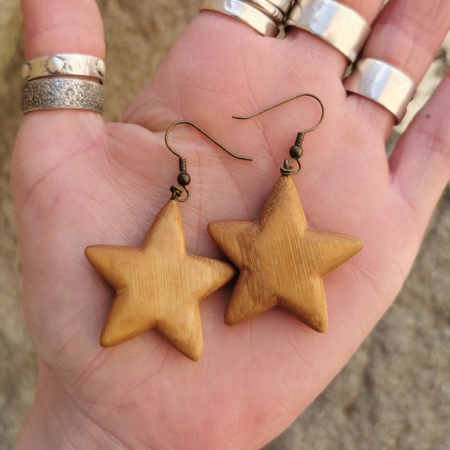 Boucles d'Oreilles Étoile en Bois de Chataignier et Laiton vieilli 