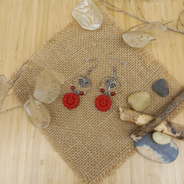 Boucles d&#039;oreille rouges et argentées, petites créoles, cœurs 