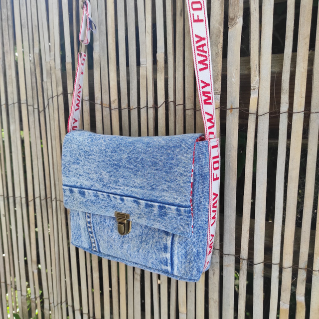 Sac cartable à bandoulière en jean recyclé . Petit sac à main. Fermeture bouton poussoir cartable et poche plaquée zippée