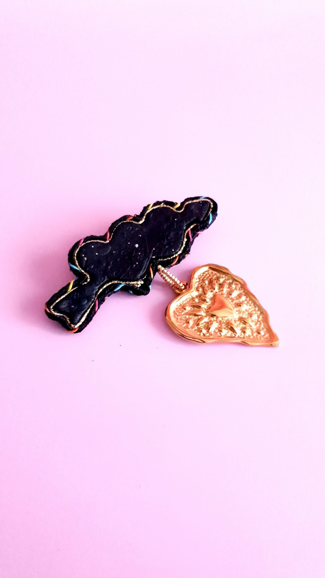 Broche Coups de coeur noir et doré