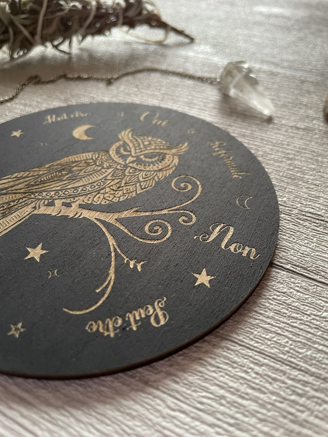 🖤🌙 Planche de divination au pendule – Chouette & Lune – Bois Noir Gravé
