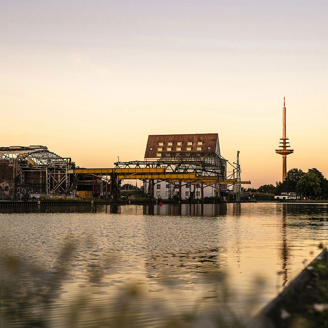 Hafen mit Fernmeldeturm