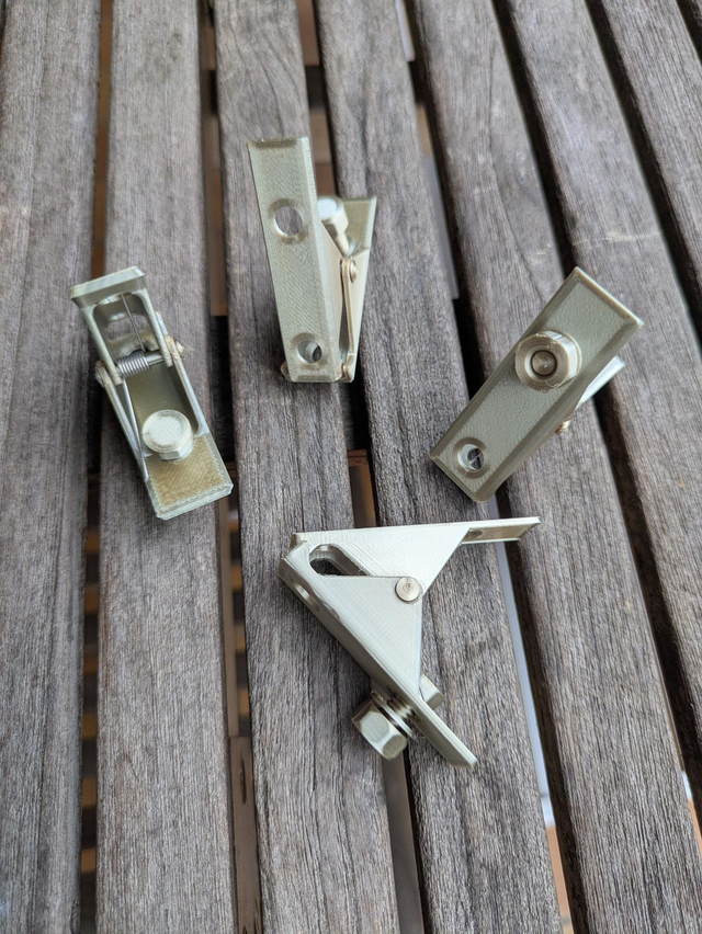 Pince de masse – Radio MCR1 “Biscuit” – SOE – Reproduction factice