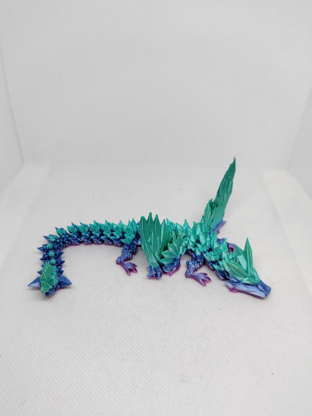 Bébé dragon cristal avec des ailes