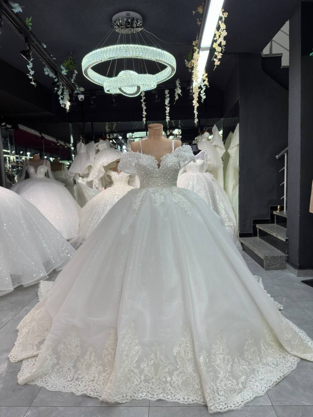 Robe de Mariée Princesse Col Coeur avec Paillettes Épaules effet Dénudés / Réf : RMP21