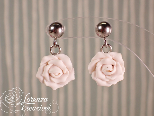 Orecchini pendenti rose bianche