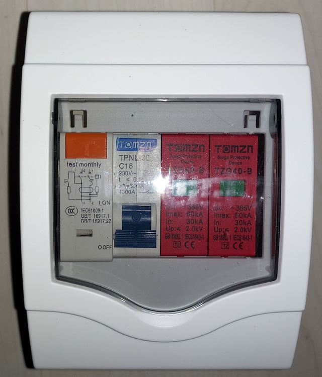 Coffret électrique AC 3kW 4 modules avec disjoncteur et parafoudre