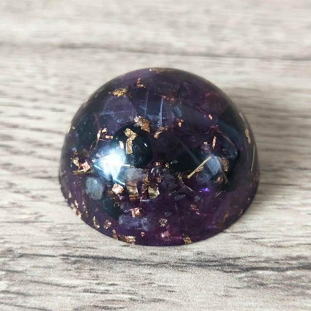 Petite orgonite demi-sphère améthyste 