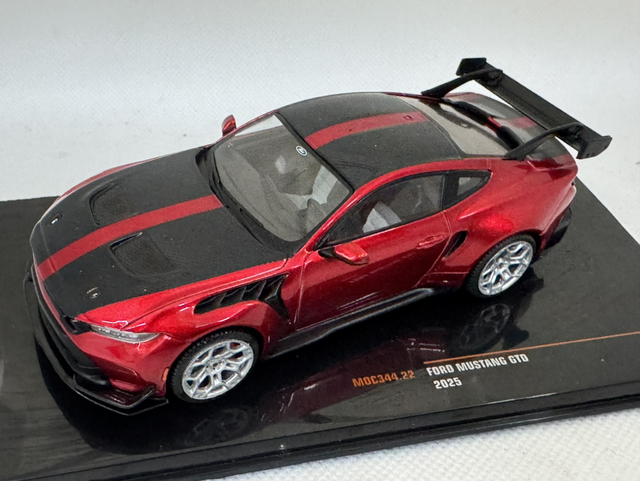 Ford Mustang GTD 2025 rot/schwarz IXO 1:43