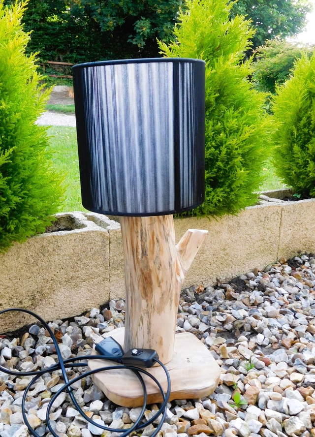 Lampe en bois avec abat jour en fils noirs