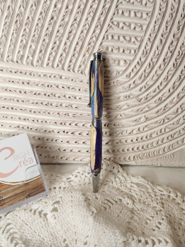 Stylo bois et résine ton bleu