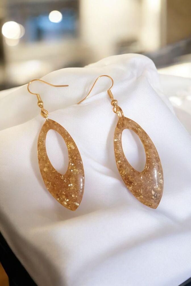 Boucles d&#039;oreilles dorées en résine uv 