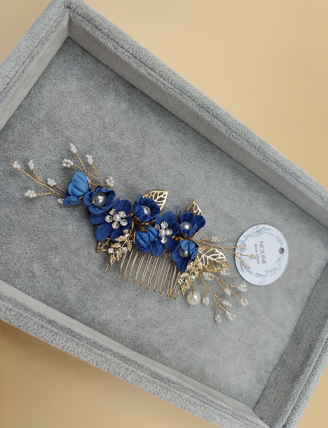 Peigne cheveux fleurs bleu clair, bijou cheveux motif fleurs et feuilles doré, accessoire de coiffure pour mariée