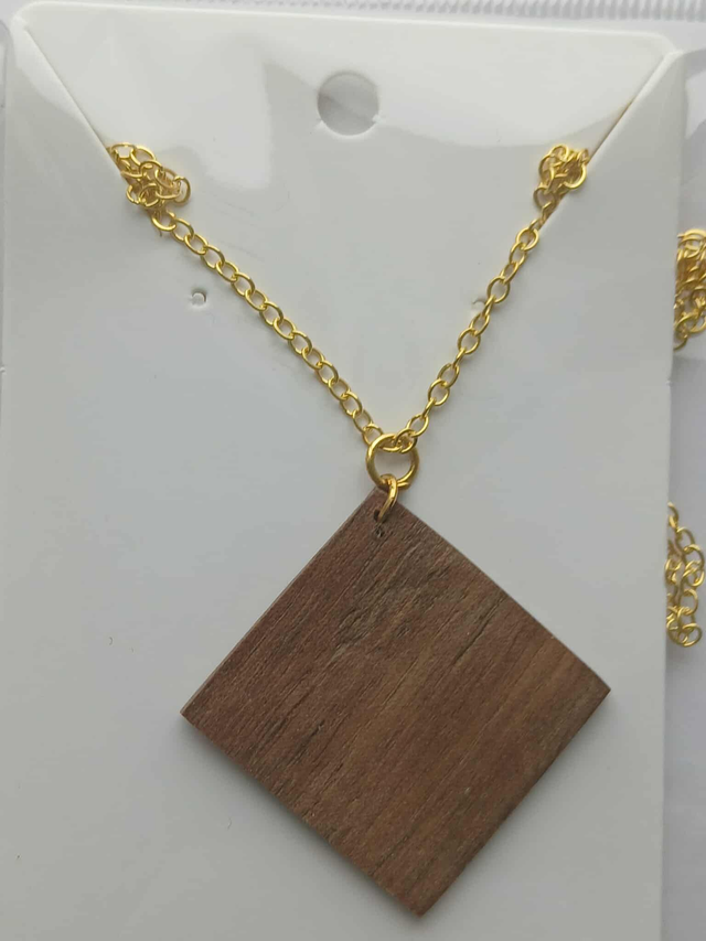 Pendentif carré en noyer – bijou artisanal en bois