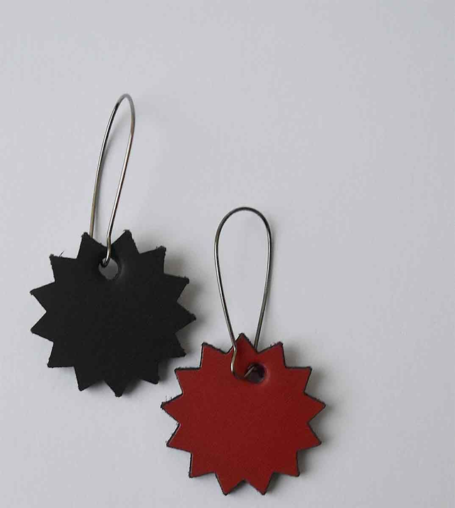 Black-red leather earrings "Cog"