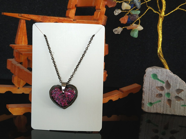 Collier noir cœur violet pailleté