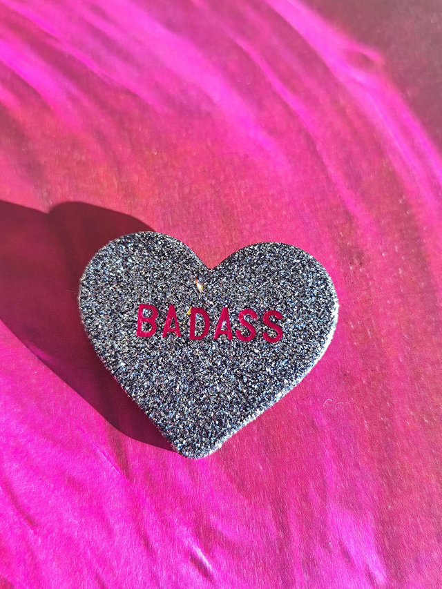 Broche cœur à paillettes - message : BADASS