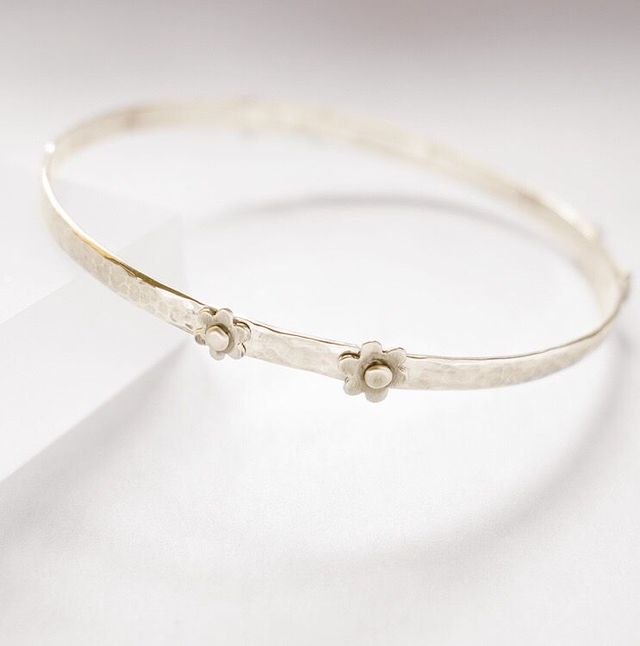 Brazalete de plata de Ley con margaritas