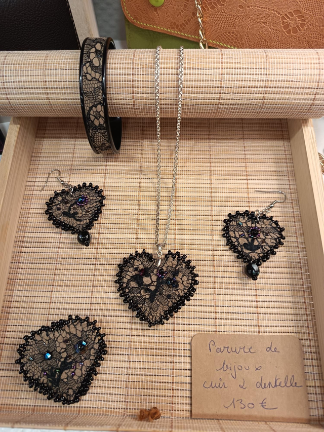 Parure de bijou cuir et dentelle