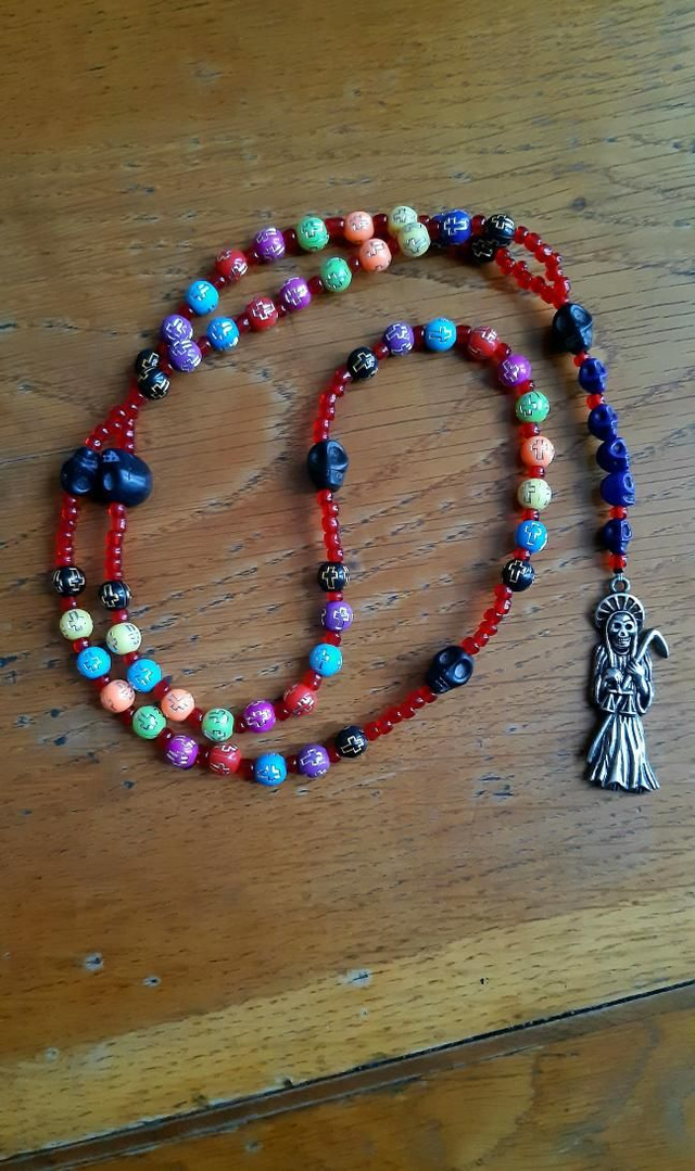 Chapelet Santa Muerte multicolore