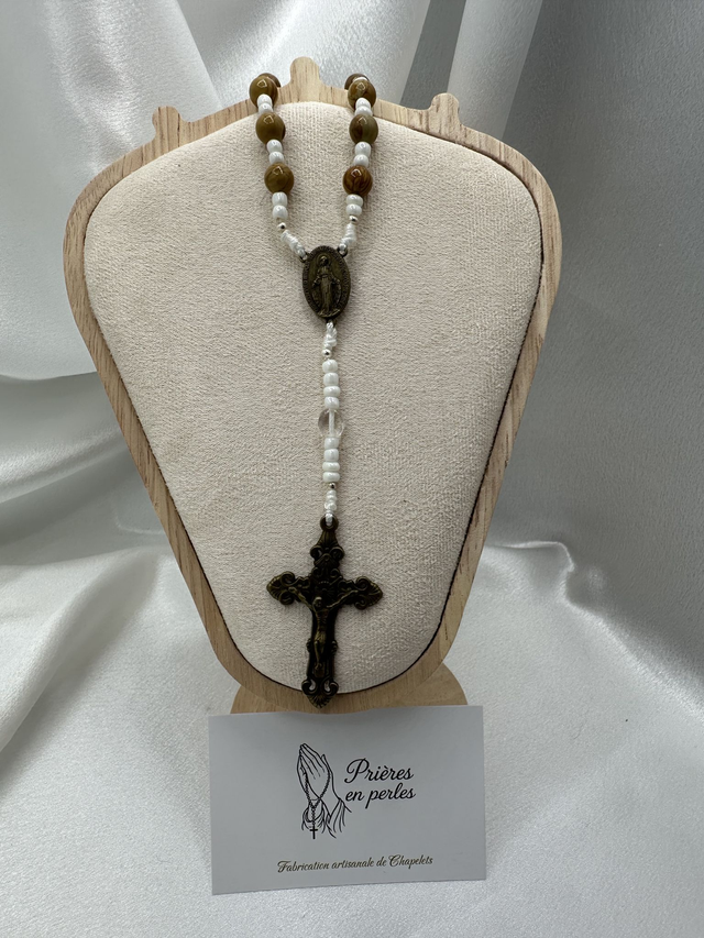 Dizainier effet bois – Perles 8mm & croix effet bronze