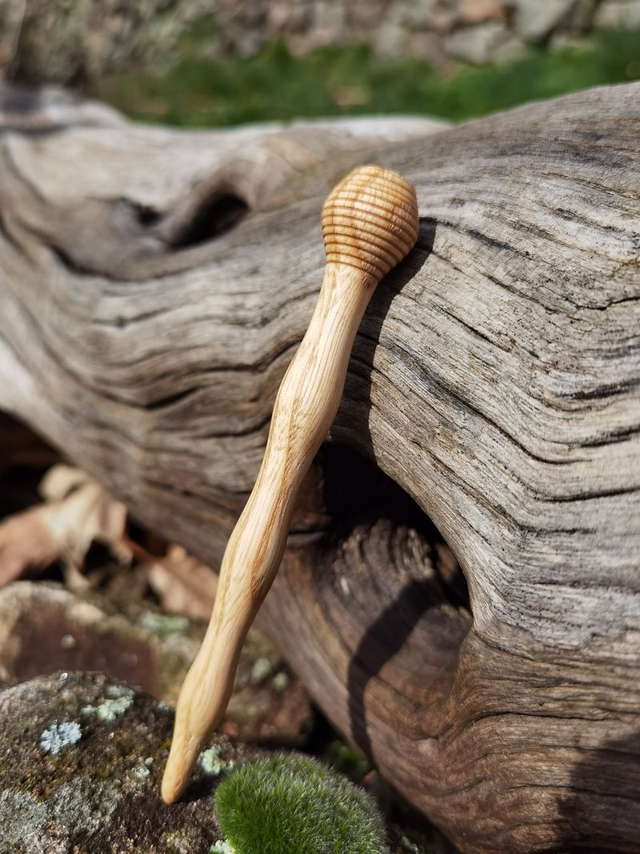 Pic à cheveux en Châtaignier, bois tourné