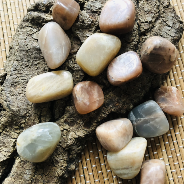 Pierre roulée pierre de lune rosée 