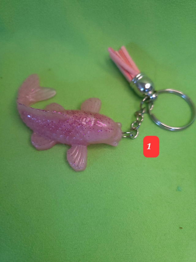 Porte clef carpe avec froufrou 