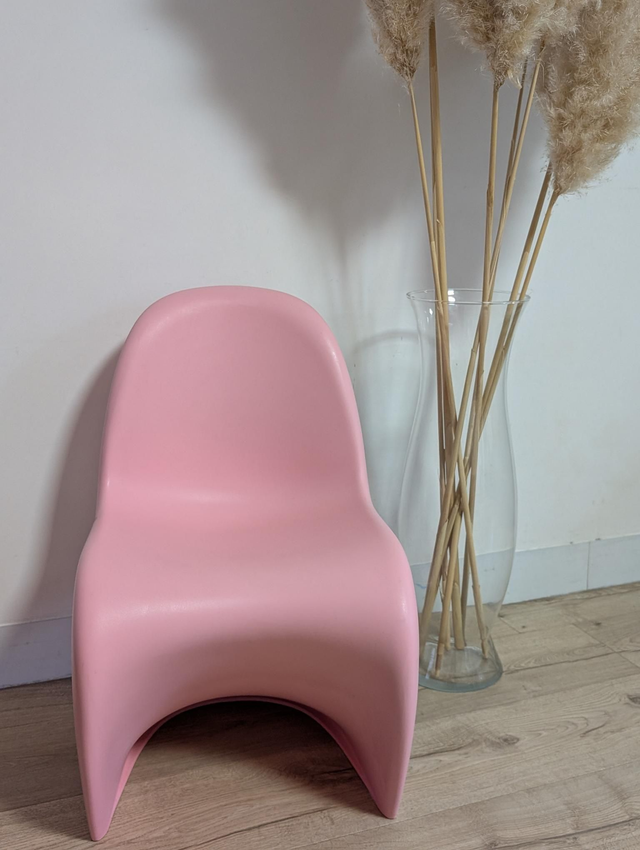 Siège junior Vitra Panton rose - Prix neuf : 229 euros 