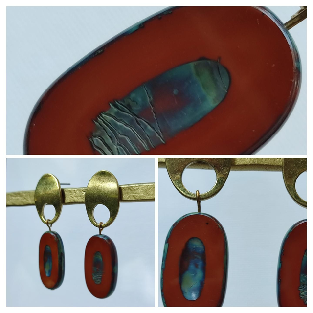 Boucles d&#039;oreilles verre bordeaux aux jolis reflets et laiton , pièce unique, sans nickel 