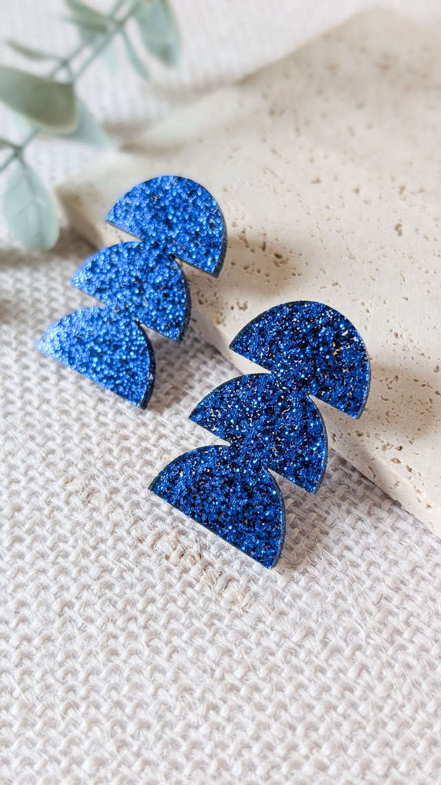 Boucles d&#039;oreilles bleues pailletées en plexi