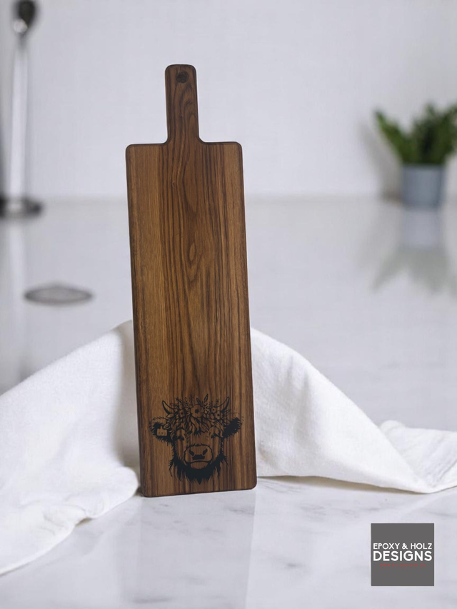 Partybrett 55 cm – Massivholz Eiche mit Kuh-Inlay