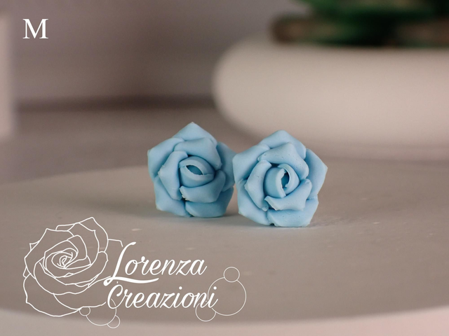 Orecchini a lobo rose azzurro pastello