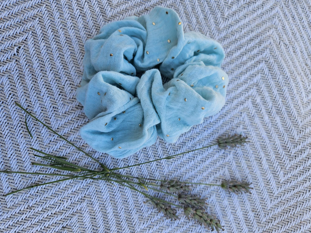 Chouchou bleu vert très clair et pois dorés 