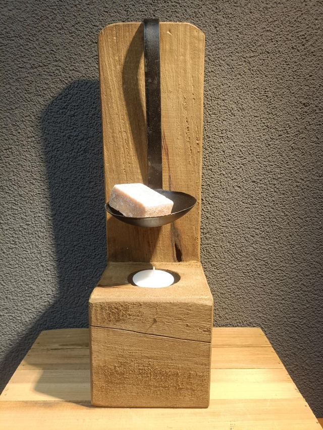 Blok met lepel en amberblokje