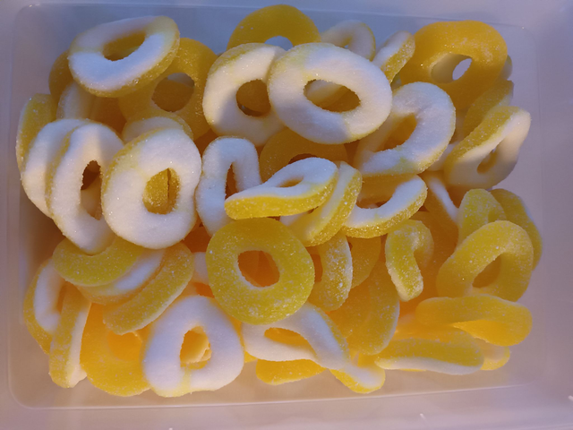 ANNEAUX SUCRÉE GOUT BANANE ( VENDU PAR 100 Grammes ) HALLAL