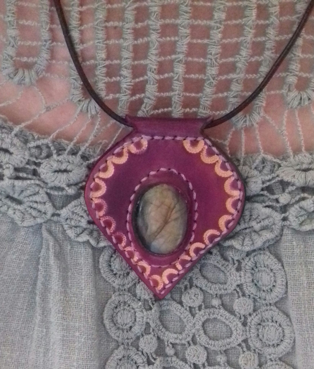 Collier en cuir texturé pourpre avec incrustion de labradorite