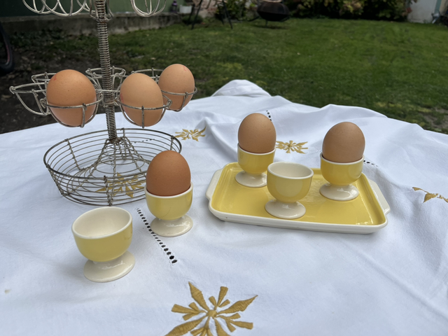 Série de 5 coquetiers et leur plateau Villeroy et Boch