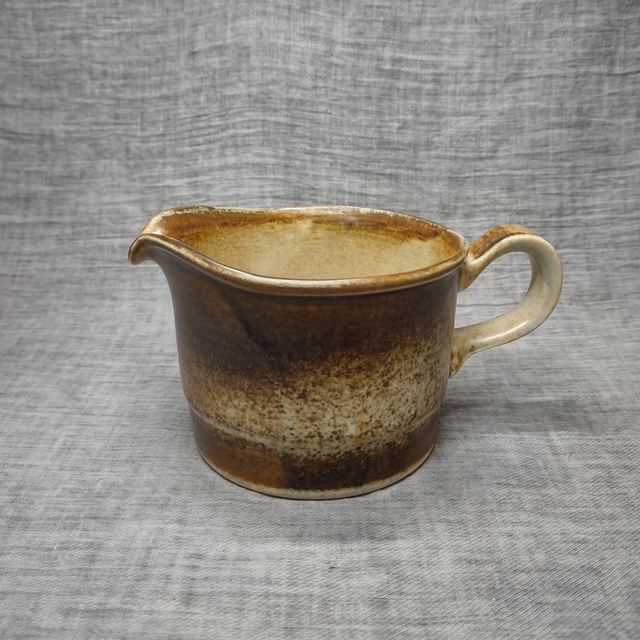 Porsgrund | Sauskom Juskom (lengte 17,0 | diameter 11,5 | hoogte 9,5 cm) Noors keramisch lavaglazuur in bruine en creme kleur | Vintage