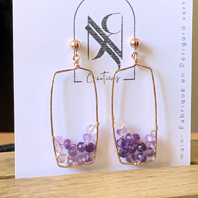Boucles d'oreilles martelées, en or rose laminé (Goldfilled) , habillées d’Améthystes naturelles