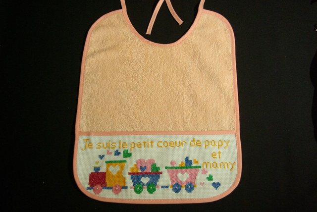 113-Bavoir brodé SAUMON