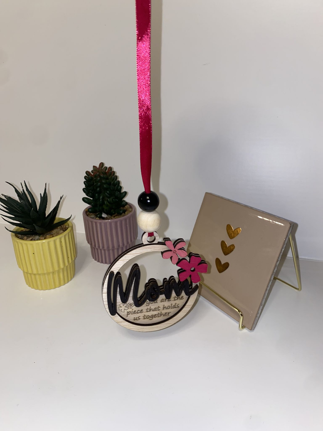 Liefdevol Mom Cadeau – Laser Gesneden Autohanger met Details