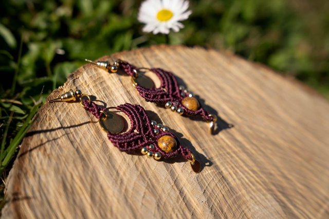 Boucles d'oreilles en micro-macramé couleur prune et pierre Jaspe Paysage