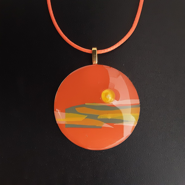 Pendentif rond collection Enti color fond rouge flamboyant et décor vert et jaune et orange avec cabochon jaune