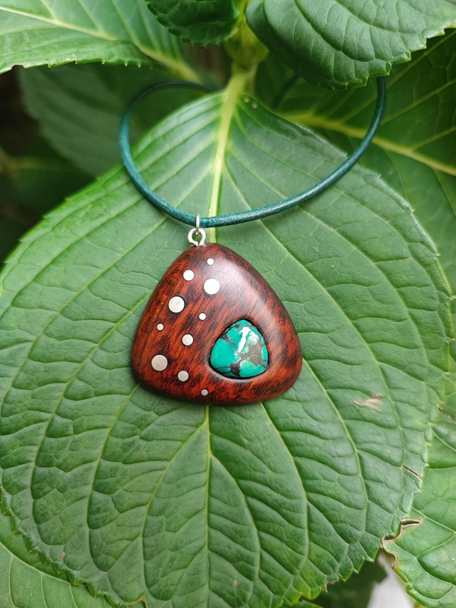 Pendentif en Bois d'Amourette, Turquoise et Cordon Cuir